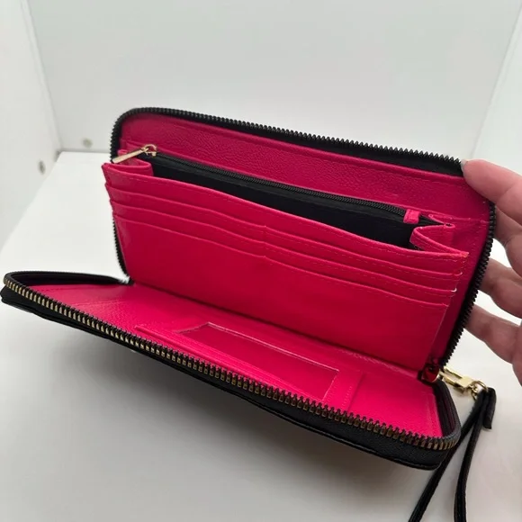 NWOT Betsey Johnson Embossed Lips Print Black Wallet Wristlet - Picture 4 of 5